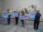 Ύψωσαν ελληνικές σημαίες μέσα στο Βρετανικό Μουσείο
