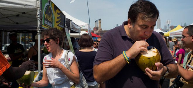 Στις ΗΠΑ ο “αυτοεξορισμένος” Σαακασβίλι ξοδεύει τα χρήματα που καταχράστηκε όταν ήταν πρόεδρος [εικόνες]