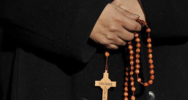 Iερέας στην Πάτρα αρνήθηκε να μυρώσει γυναίκες στην εκκλησία που φορούσαν «διεφθάρμενο» παντελόνι