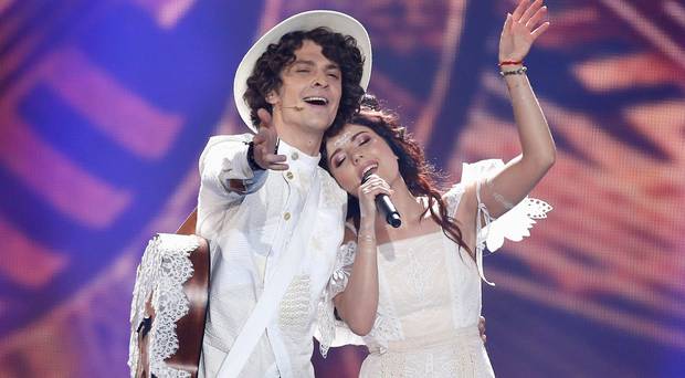 Eurovision: Το καυτό φιλί στο φινάλε του τραγουδιού της Λευκορωσίας (βίντεο)