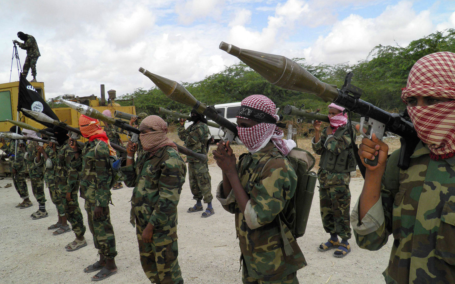 Σομαλία: Ένοπλοι σκότωσαν με βόμβα εννιά άτομα και κρατούν ομήρους σε εστιατόριο