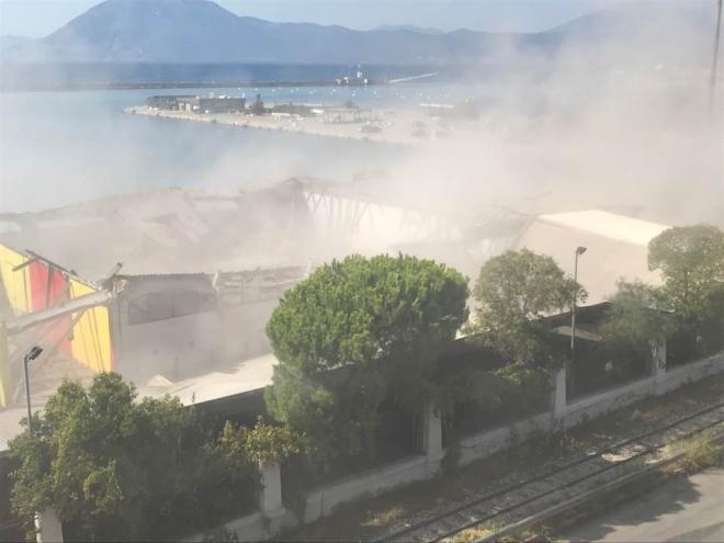 Κατάρρευση οροφής στην Πάτρα: Μεγάλη ανησυχία για τον κίνδυνο από το σύννεφο σκόνης αμιάντου (φωτό)