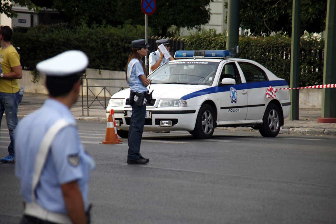 Οδηγός στην Ε.Ο προκάλεσε τροχαίο δυστύχημα και έφυγε – Εγκατέλειψε τους 2 τραυματίες