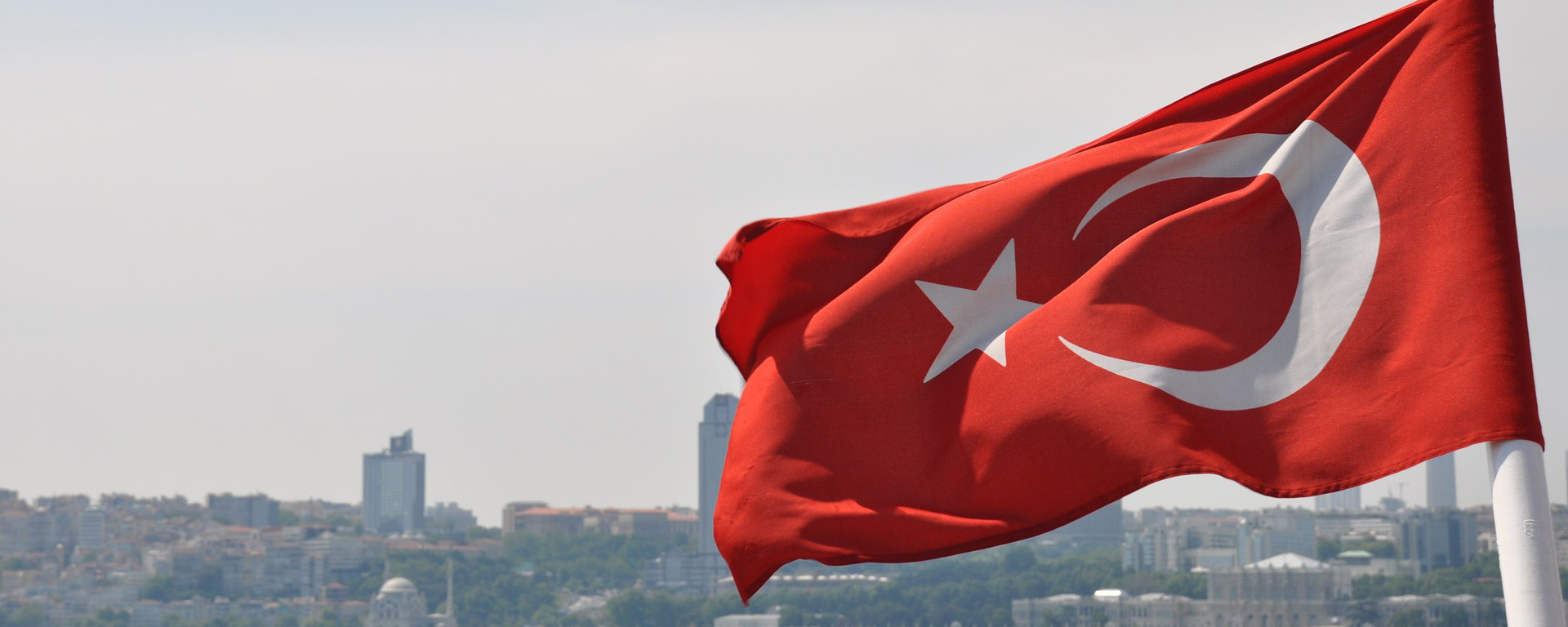 Ύψωσαν τουρκική σημαία έξω από το Κέντρο Εκπαιδεύσεως Ανορθόδοξου Πολέμου στη Ρεντίνα – Μεγάλες οι ευθύνες του ΓΕΣ