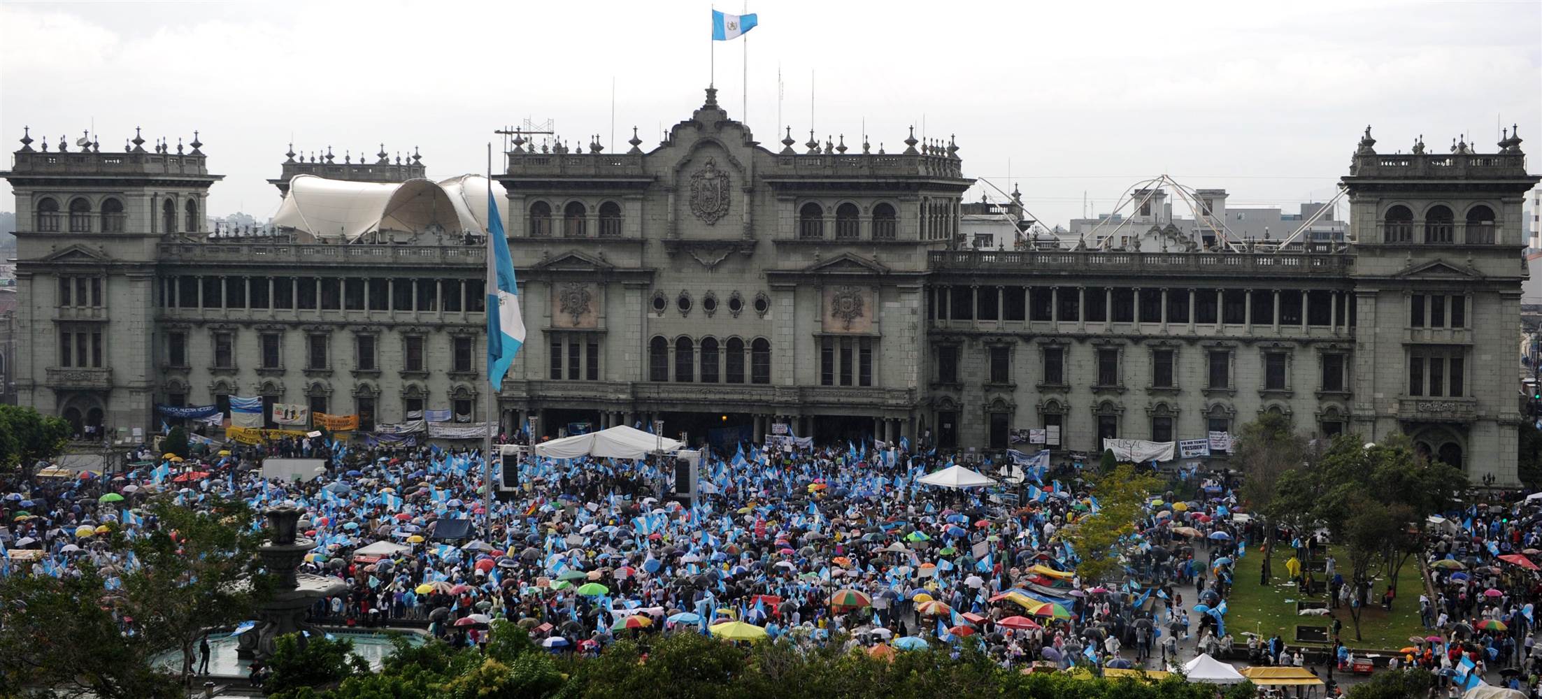 Γουατεμάλα: Εξαγριωμένοι πολίτες απέκλεισαν το κοινοβούλιο θέτοντας σε ομηρία τους βουλευτές