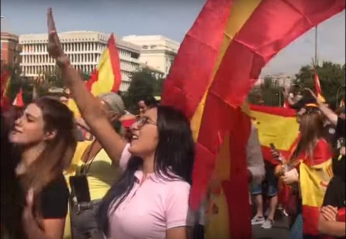 Βίντεο: Ισπανοί διαδηλωτές οπαδοί του Ραχόϊ χαιρετούν ναζιστικά σε διαδήλωση κατά των Καταλανών!