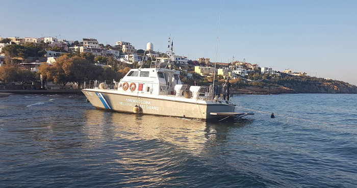 Σύρος: Παραλίγο να βυθιστεί σκάφος του Λιμενικού (βίντεο)