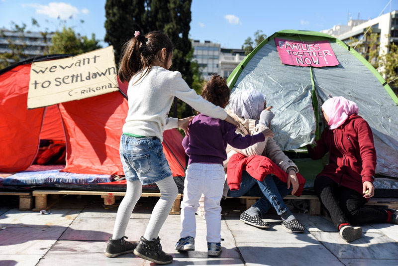 «Απόβαση» προσφύγων στο Σύνταγμα – Απεργία πείνας για επανασύνδεση με τις οικογένειές τους