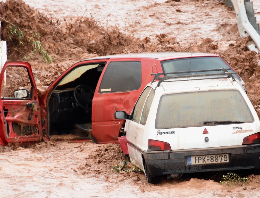 Η τραγωδία στη Δυτική Αττική όπως την αποτύπωσε ο φωτογραφικός φακός (φωτό, βίντεο)