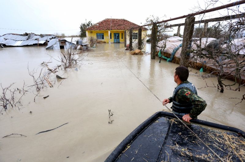 Βαλκάνια: Προβλήματα σε Αλβανία και Σκόπια από φονικές πλημμύρες – 1 νεκρός (φωτό, βίντεο)