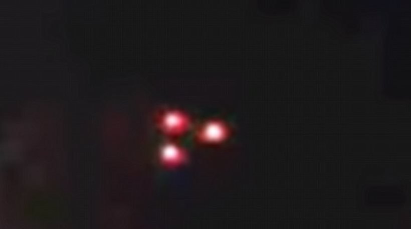 Βίντεο: Mυστηριώδες ιπτάμενο αντικείμενο με τρία φώτα σε σχηματισμό τριγώνου