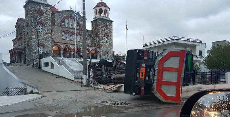 Χαλκίδα: Οδηγός έχασε τον έλεγχο της νταλίκας με αποτέλεσμα να πέσει στο προαύλιο εκκλησίας (φωτό)