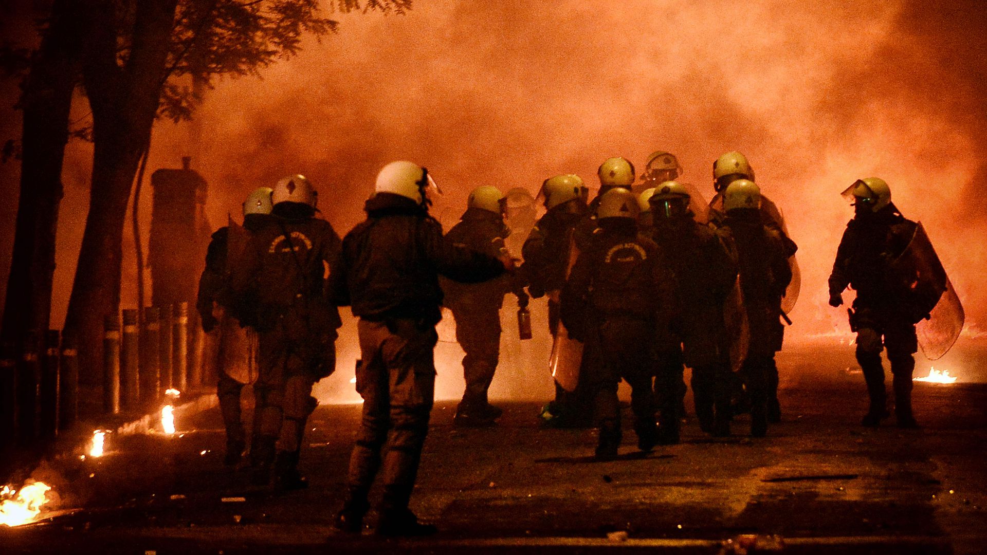 Μολότοφ την νύχτα σε Πανεπιστημίου και Εξάρχεια σε ΜΑΤ