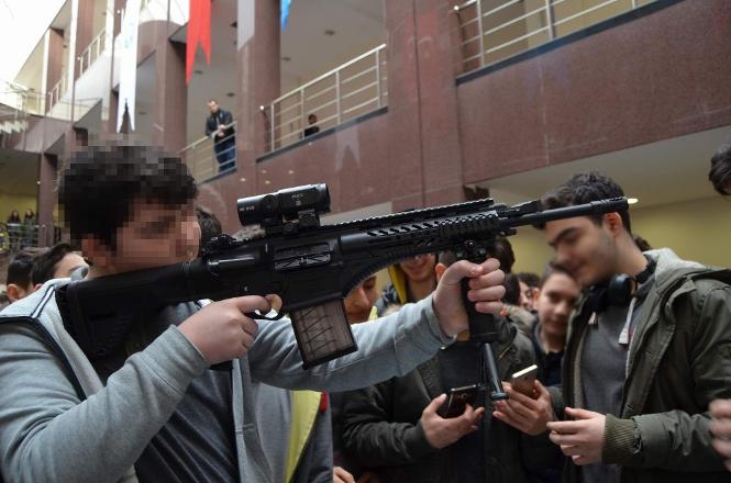 Η τουρκική αμυντική βιομηχανία παρουσίασε τα νέα της όπλα σε φοιτητές και μαθητές