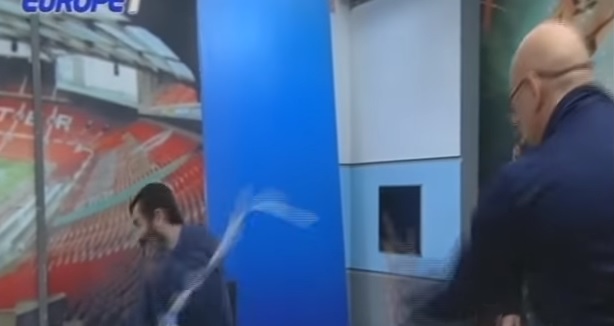 Απίστευτο γέλιο: Ο Ραπτόπουλος δοκίμασε στο κεφάλι συναδέλφου πόσο πονάει το ρολό ταμειακής (βίντεο)