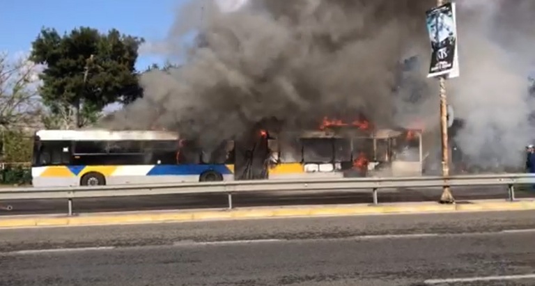 Φωτιά σε λεωφορείο γεμάτο με κόσμο στην Ποσειδώνος