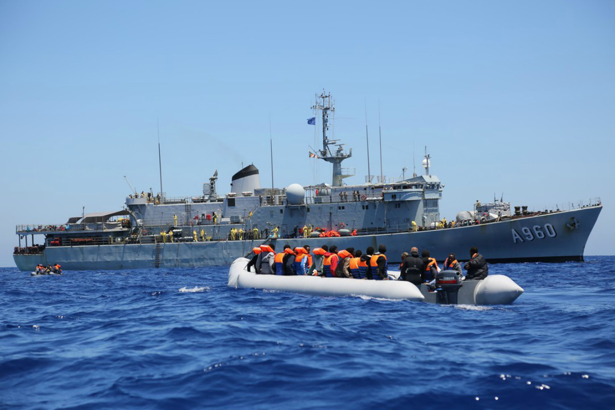 Μεταφορά στη Λέσβο από σκάφος της FRONTEX 50 παράνομων μεταναστών