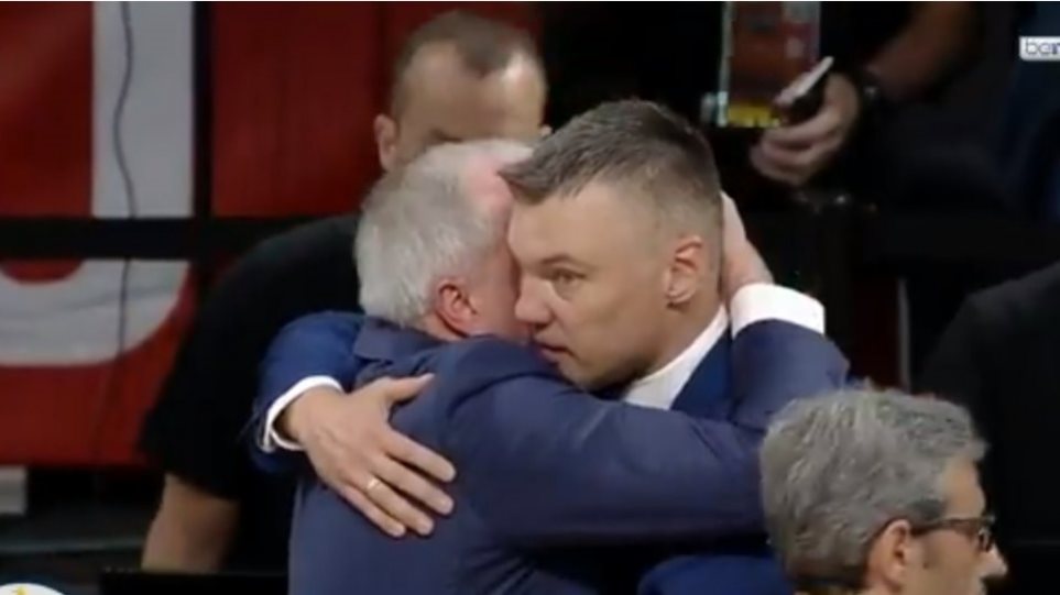 Η «δυνατή» αγκαλιά του Ομπράντοβιτς στο Γιασικεβίτσιους μετά το τέλος του ημιτελικού! (βίντεο)