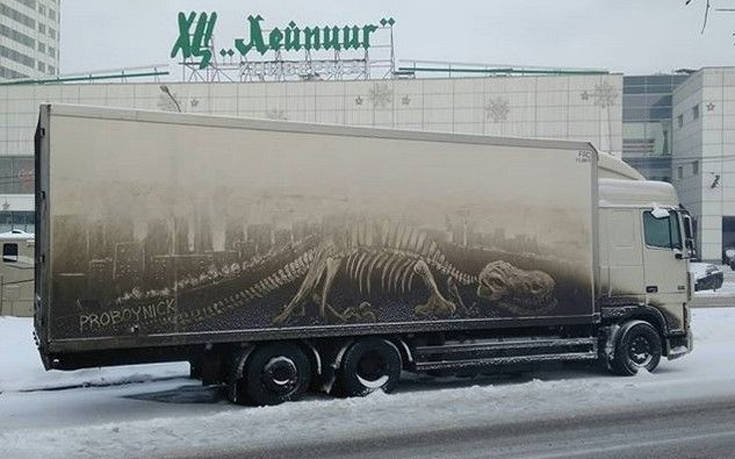 Ένας Ρώσος δημιουργεί τέχνη πάνω σε βρώμικα φορτηγά με εντυπωσιακά αποτελέσματα! (φωτό)