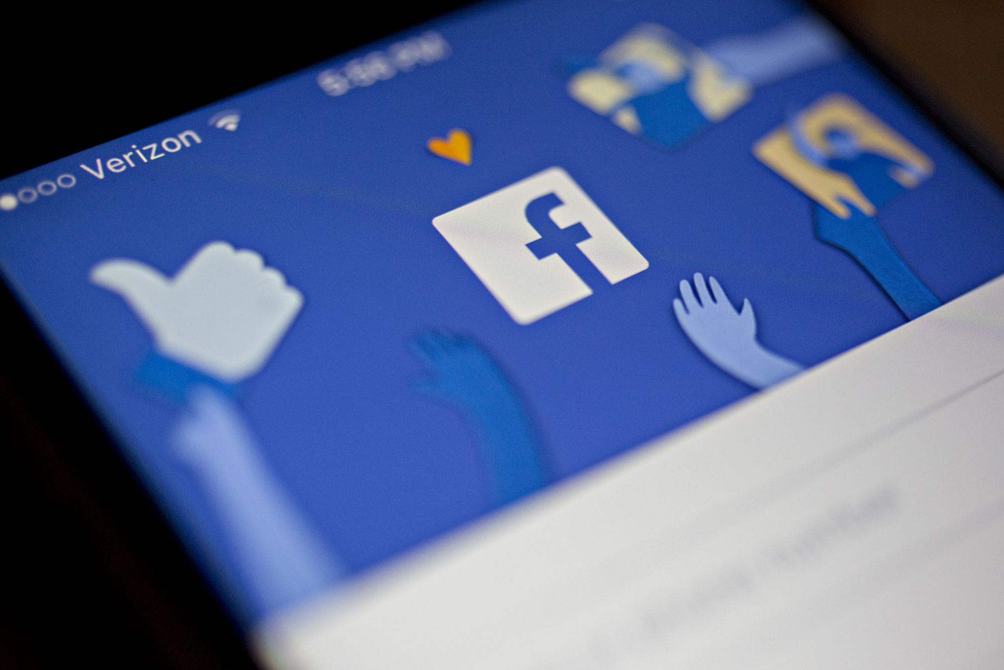 Το σκάνδαλο με τη διαρροή δεδομένων πλήττει το Facebook: Όλο και λιγότεροι το χρησιμοποιούν για ειδήσεις