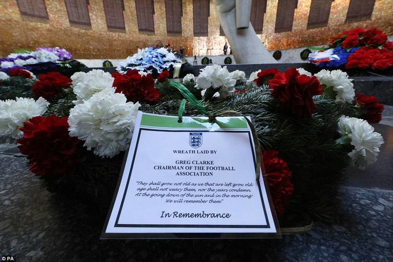 Βρετανοί αποτίουν φόρο τιμής στα θύματα του Β’ ΠΠ στο Στάλινγκραντ (φωτό)