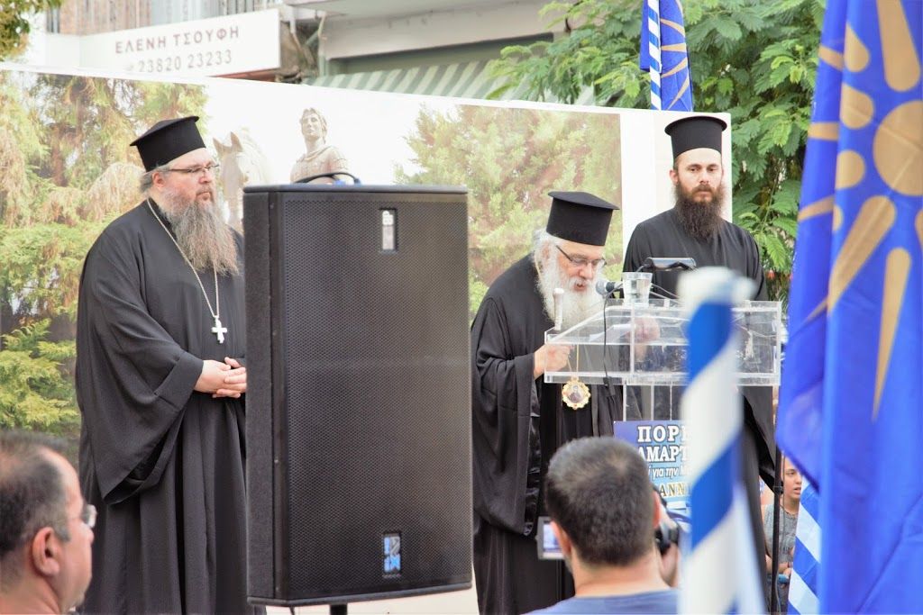 Υπάρχουν και αυτοί οι ιερείς: «Δεν είμαστε αναρχικοί, είμαστε πατριώτες – Κάτω τα χέρια από την Μακεδονία»