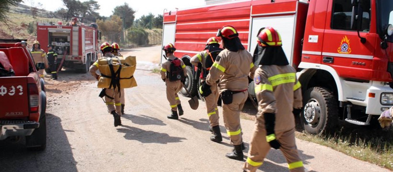 Πυρκαγιά απειλεί σπίτια στις Βρύσες Χανιών