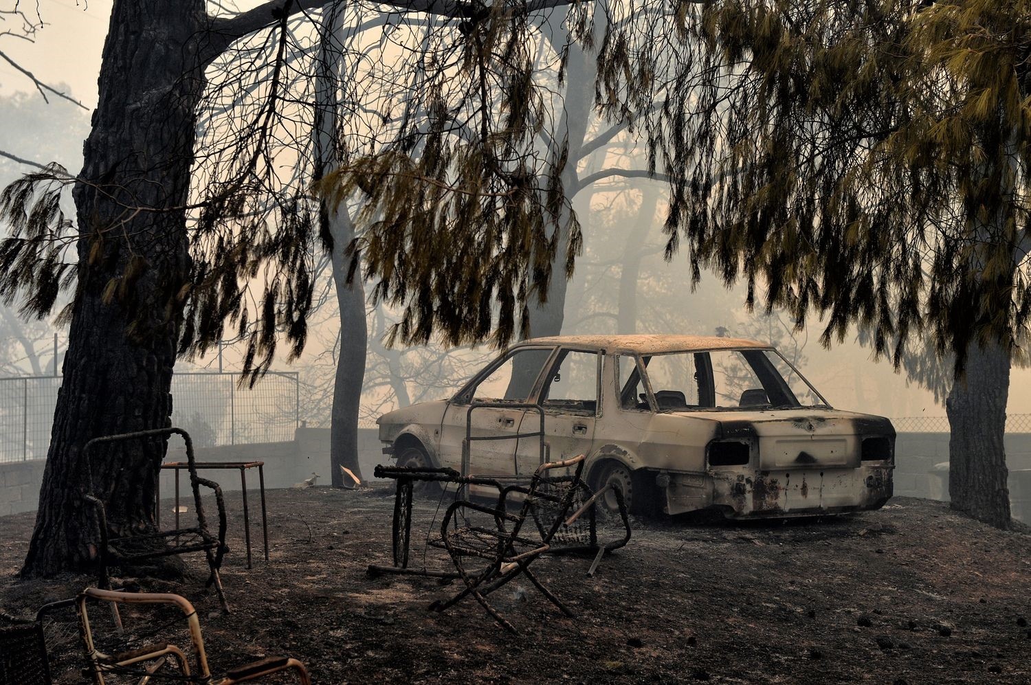 «Μάζευαν με το φτυάρι τους ανθρώπους που είχαν γίνει στάχτες»! – Τι είδε δημοσιογράφος στο Κόκκινο Λιμανάκι