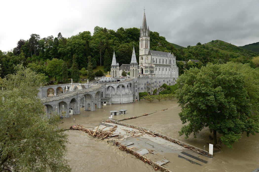 Πλημμύρισε η Νότια Γαλλία- Με ελικόπτερα απομακρύνθηκαν 1.600 άτομα (βίντεο)