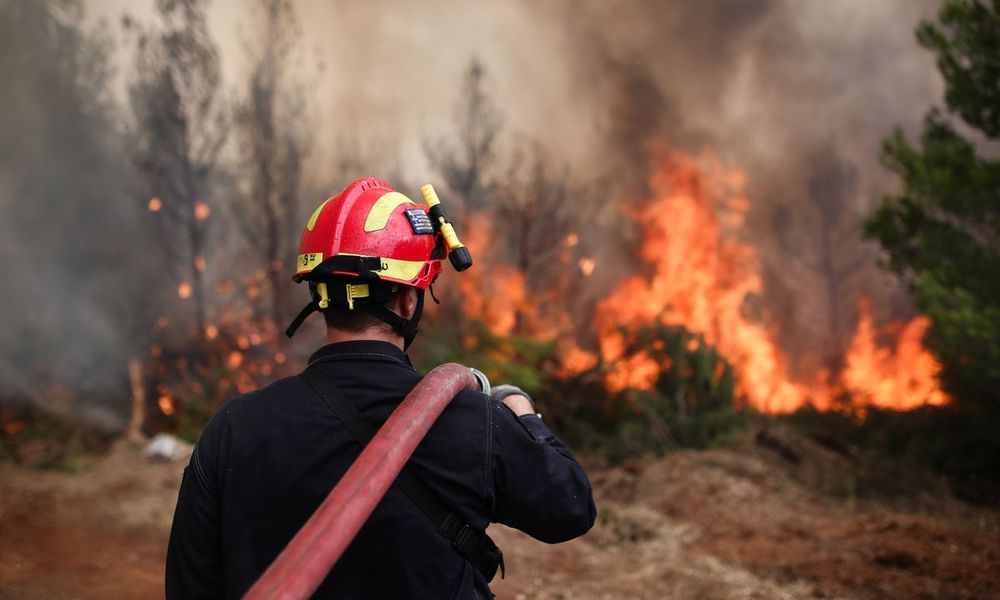 Οι πυροσβέστες έσβηναν τη φωτιά στην Πάτρα και οι Ρομά τους έκλεβαν!