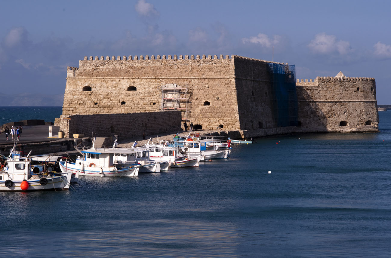 Κρήτη: Τουρίστας κολυμπούσε και βρήκε αρχαίο αμφορέα (φωτό)