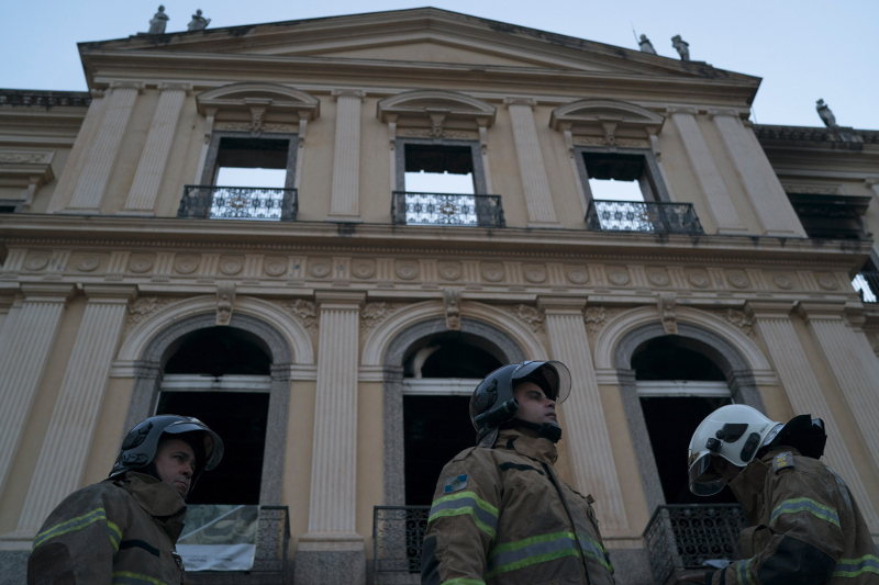 Στάχτη το Εθνικό Μουσείο της Βραζιλίας – Αμέτρητα ανεκτίμητα έργα καταστράφηκαν (φώτο)