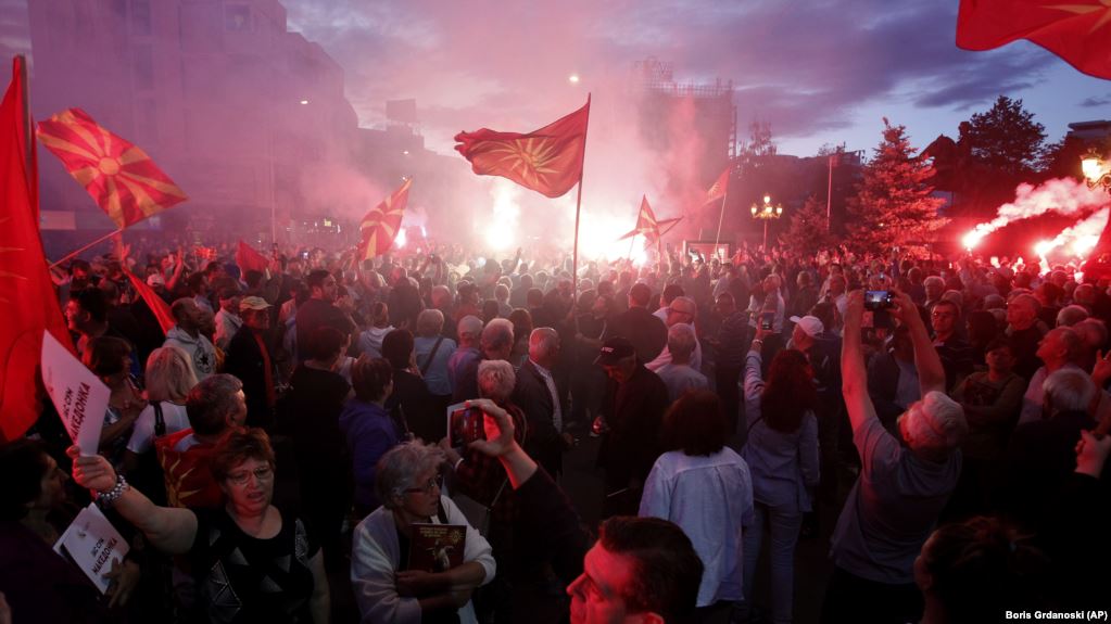 Σκόπια: Σκηνικό τρόμου στήνουν οι «δημοκράτες» Δυτικοί στο δημοψήφισμα-παρωδία για να περάσει το «ΝΑΙ»