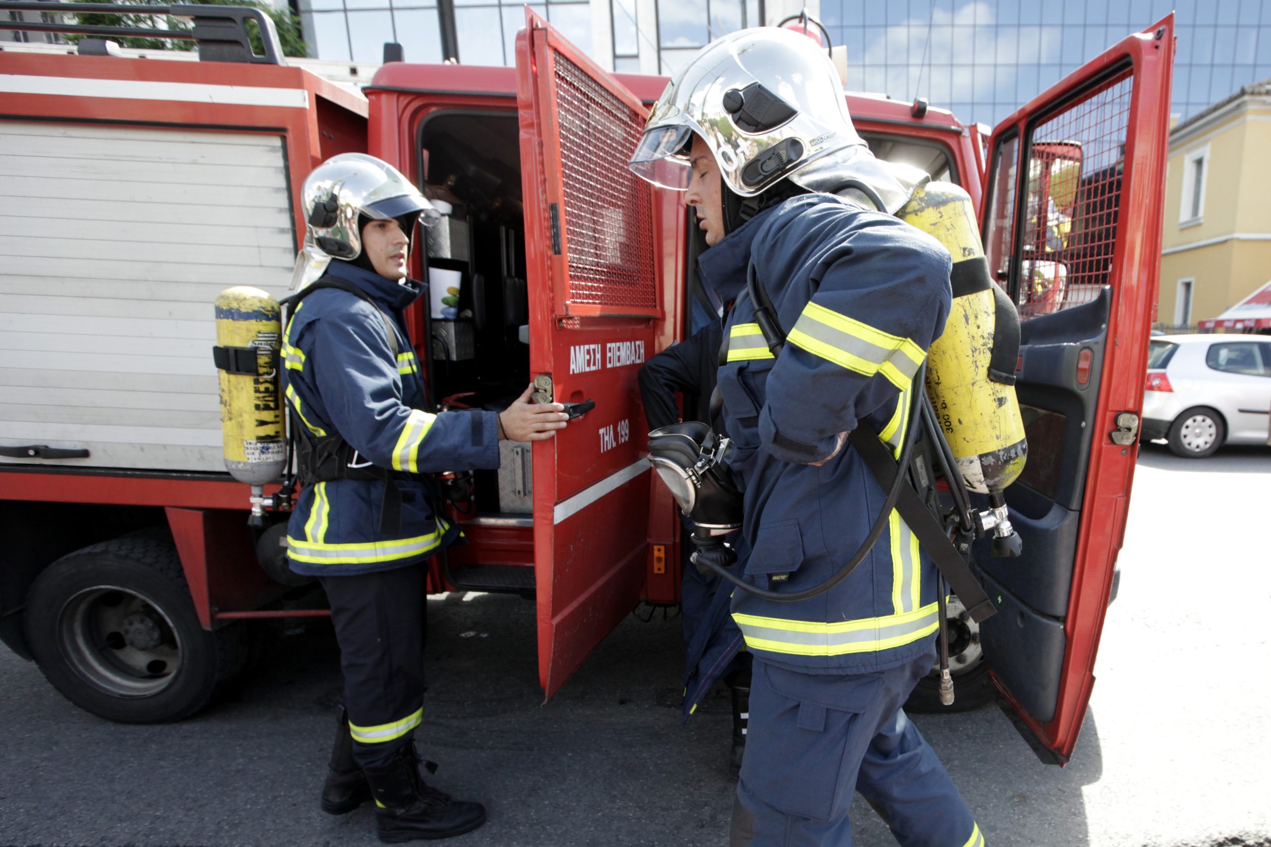 Πάτρα: Ατύχημα με πυροσβέστη – Έπεσε από την οροφή πυροσβεστικού οχήματος (βίντεο)