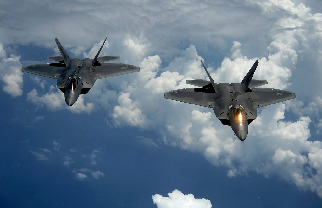 F-22 Raptor προσγειώνονται Ισραήλ για κοινές επιχειρήσεις εναντίον συριακών S-300 – Mε εγκλωβισμό B-52 απαντά η Ρωσία