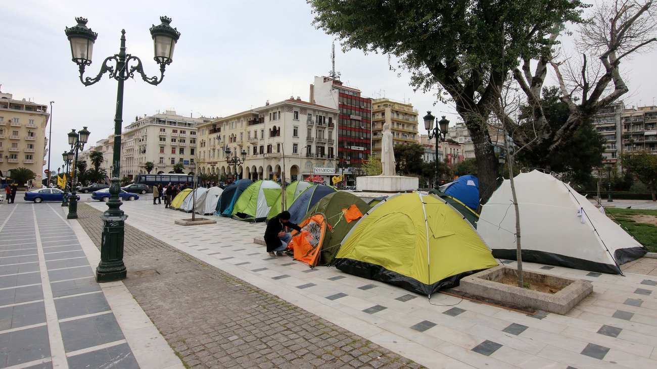 «Τσαντίρι» το κέντρο της Θεσσαλονίκης – Παράνομοι μετανάστες έστησαν «μπαρμπέρικο» στην πλατεία Αριστοτέλους (βίντεο)