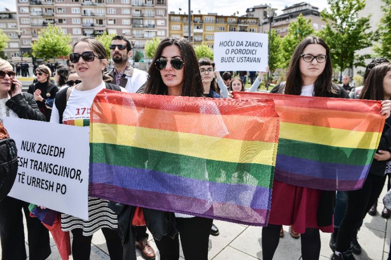 «Χαλάσανε» και οι Αλβανοί: Εκατοντάδες συμμετείχαν σε γκέι παρέλαση στην Πρίστινα