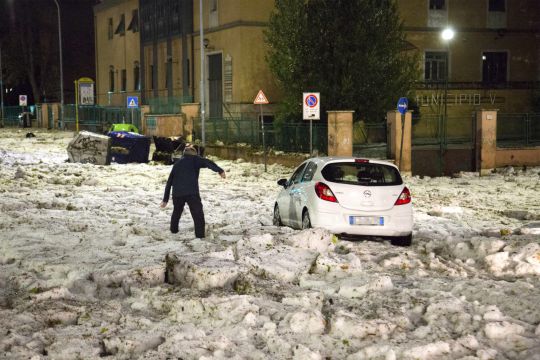 Πρωτοφανές χαλάζι στη Ρώμη: Ήταν σαν να είχε χιονίσει!