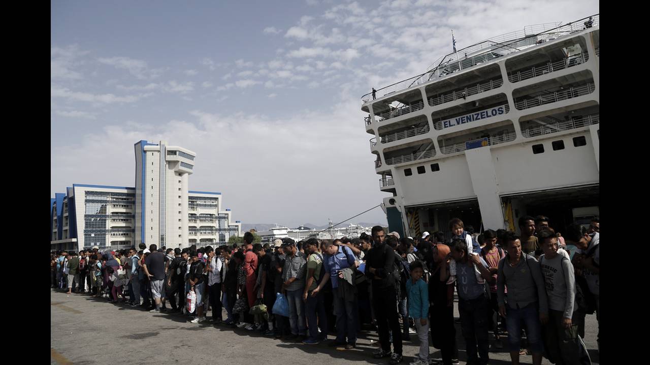 Στο λιμάνι του Πειραιά αποβιβάστηκαν πάνω από 300 μετανάστες και πρόσφυγες