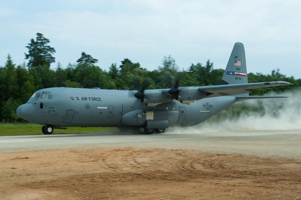 C-130J προσγειώνεται σαν… μαχητικό (βίντεο)