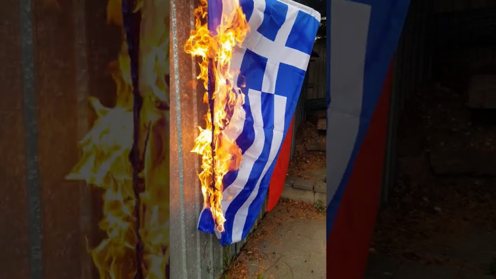 Αλβανοί μασκοφόροι καίνε την ελληνική Σημαία (βίντεο)