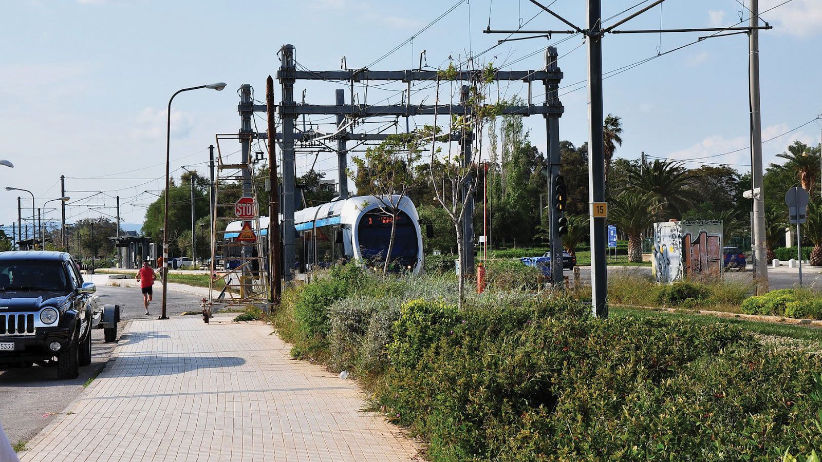 Γλυφάδα: Οδηγός άφησε το αυτοκίνητό του στις ράγες για να πάει… στο ΑΤΜ- Δεν το πίστευε ο οδηγός του τραμ (βίντεο)