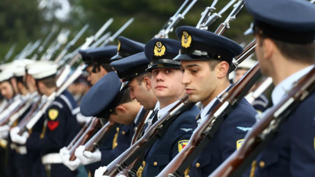 Public Issue: Eμπιστοσύνη σε ΕΔ και ΣΑ δείχουν οι Έλληνες