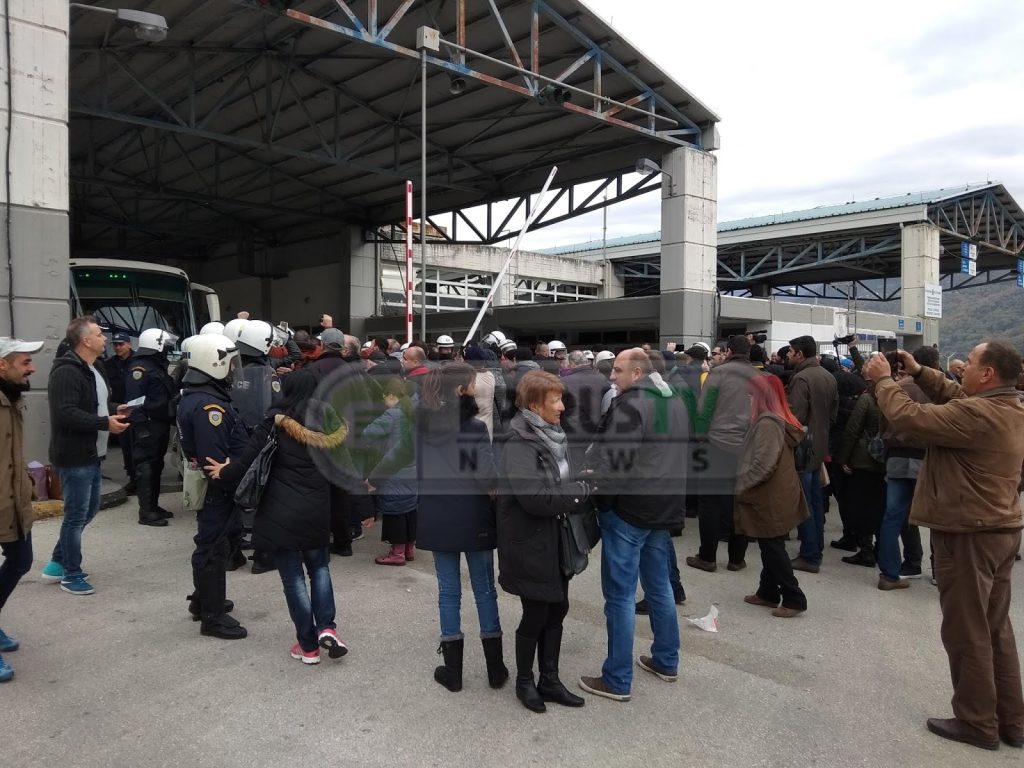 Ένταση στην Κακαβιά:  Τι δηλώνουν όσοι δεν κατάφεραν να φτάσουν στους Βουλιαράτες