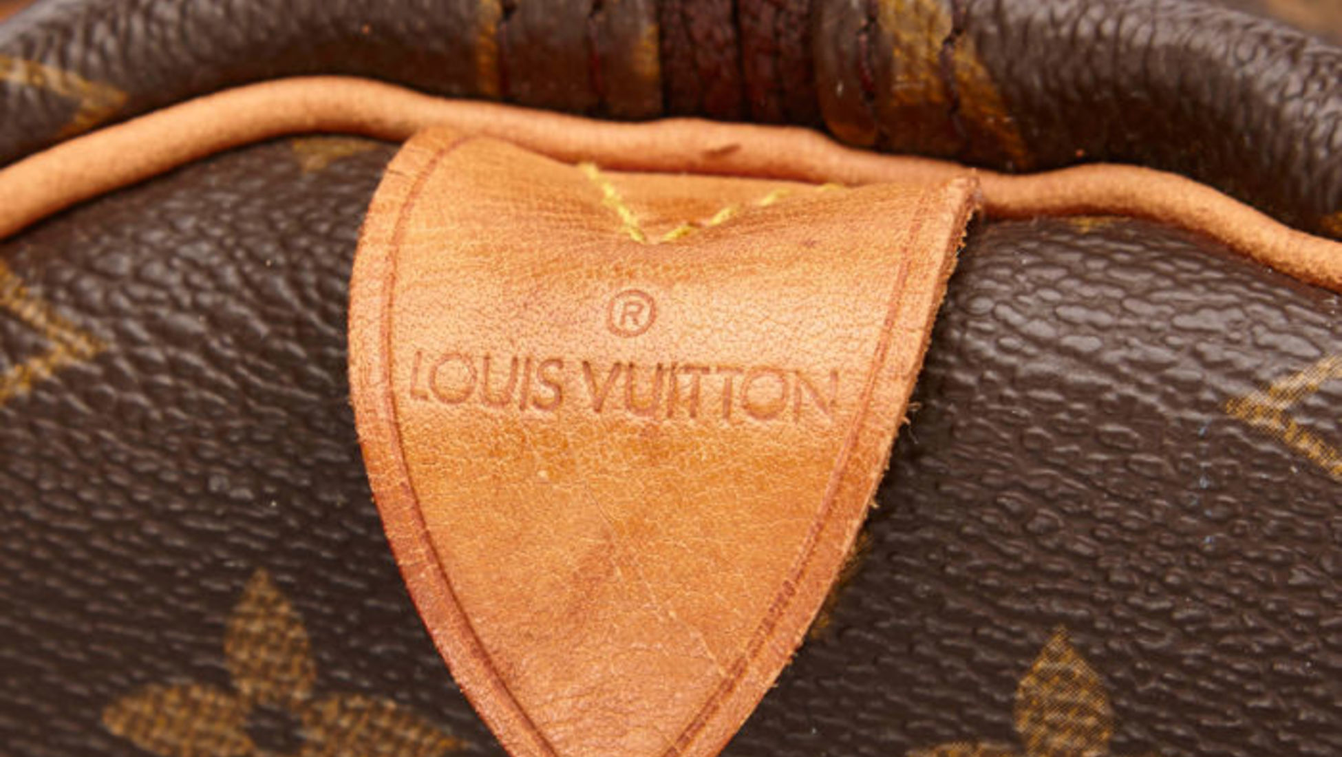 Ιερέας ανέβασε φωτογραφίες φορώντας Gucci και Louis Vuitton και προκάλεσε «πανικό» στη ρώσικη εκκλησία (φωτο)