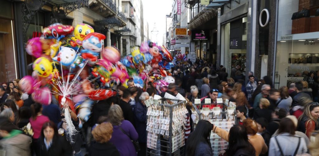 Το εορταστικό ωράριο των καταστημάτων σήμερα και αύριο Κυριακή