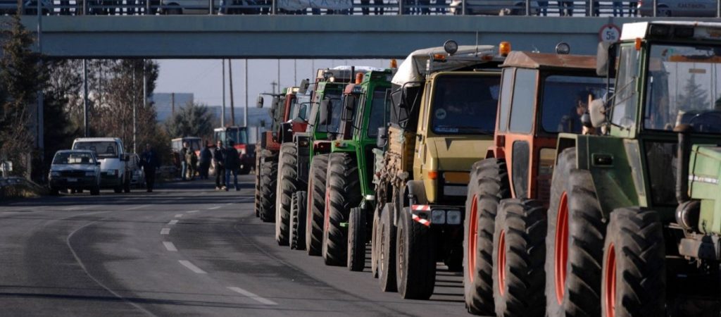 Μπλόκα σε τρία σημεία του εθνικού οδικού δικτύου στήνουν σήμερα οι αγρότες- Ζητούν καλύτερη φορολογική μεταχείριση