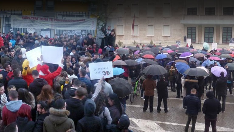 Οι φοιτητές στην Αλβανία οργισμένοι βγήκαν στους δρόμους (φωτό)