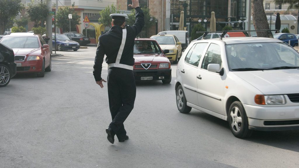 Οι Έλληνες οδηγοί ξεχνούν τη ζώνη ασφαλείας- Εκατοντάδες οι παραβάτες σε ελέγχους της Τροχαίας