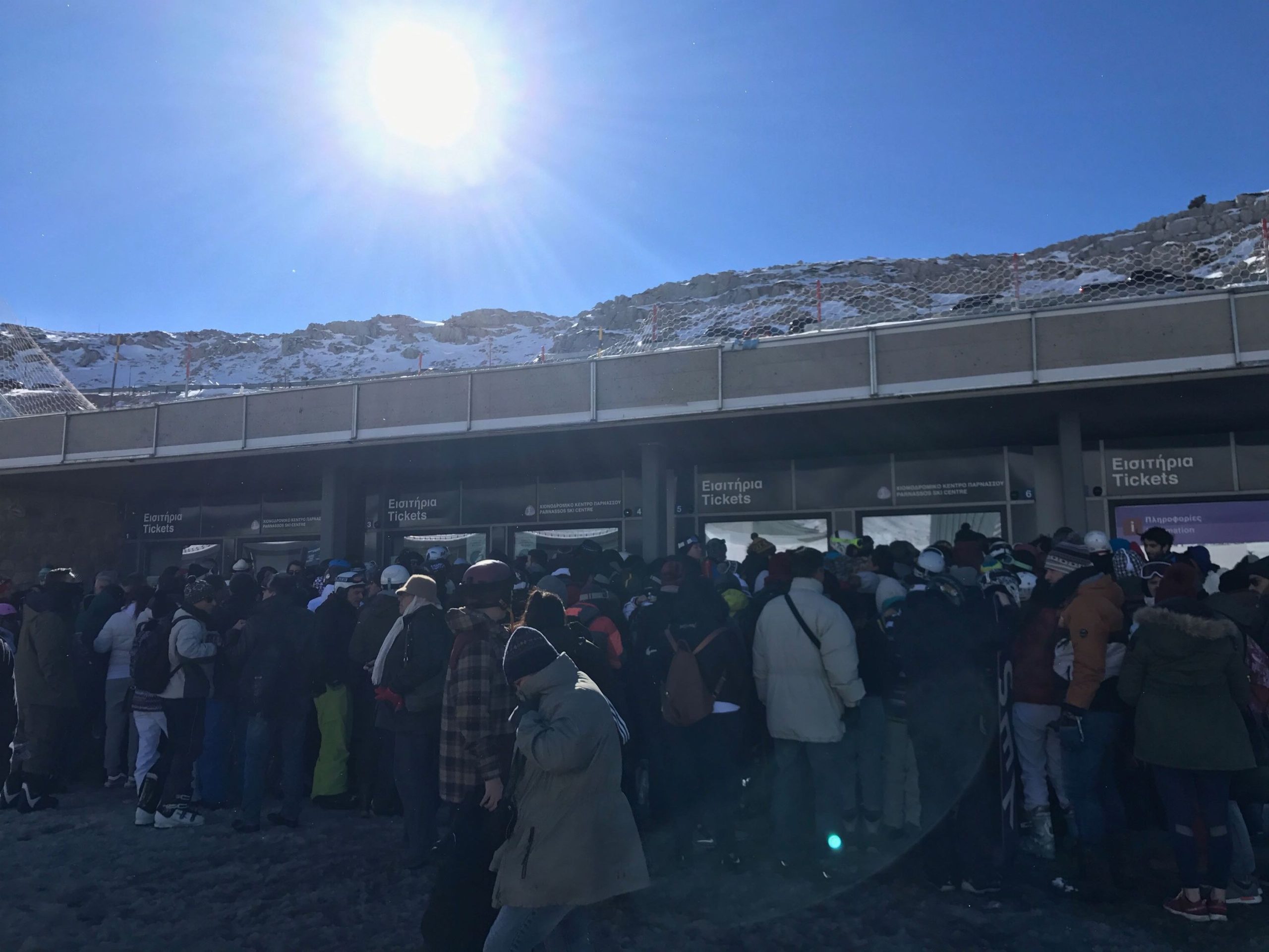 Χαοτικές καταστάσεις στο Χιονοδρομικό Κέντρο Παρνασσού: Χιλιάδες άνθρωποι εγκλωβισμένοι – Τι απαντά η εταιρεία